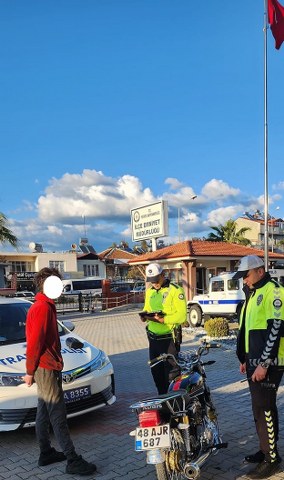 Yatarak Motosiklet Kullanan Sürücü Polisten Kaçamadı